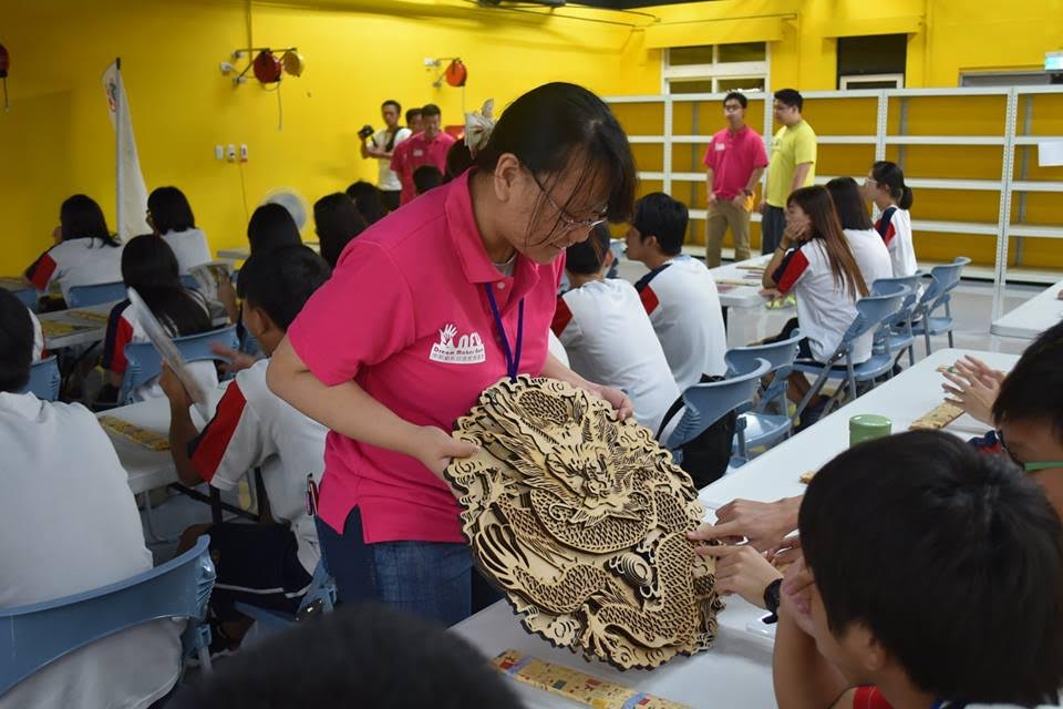 為發揚技職體系學生之學習成果並落實動手實作產品,特規劃於學校辦理此雷雕設計工作坊。推廣此一技術並使校園之技術社群能夠交流達教學相長之目的,期能以此工作坊提升學生跨領域自學風氣,動手自己DIY做產品。 為發揚技職體系學生之學習成果並落實動手實作產品,特規劃於學校辦理此雷雕設計工作坊。推廣此一技術並使校園之技術社群能夠交流達教學相長之目的,期能以此工作坊提升學生跨領域自學風氣,動手自己DIY做產品。