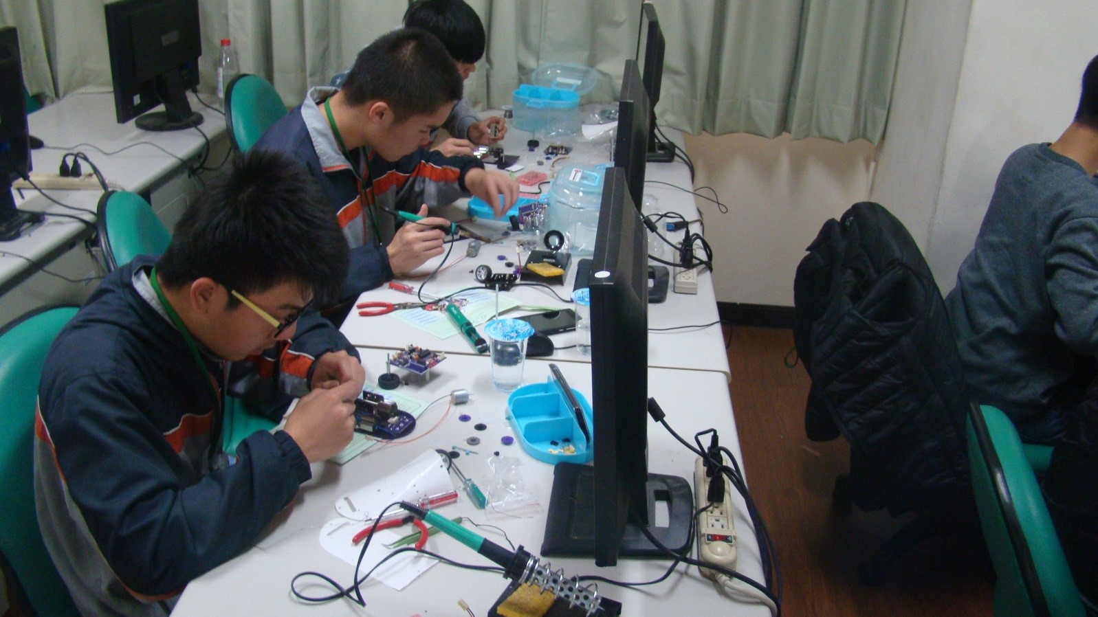 學生組裝自走車 學生組裝自走車