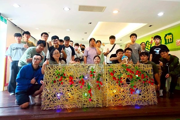 現場民眾手作小番茄鑰匙圈,並別上竹編番茄架,以創意展現農業文化。 現場民眾手作小番茄鑰匙圈,並別上竹編番茄架,以創意展現農業文化。