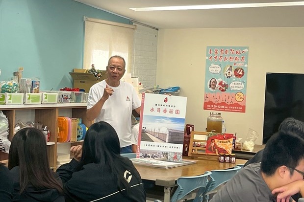 水井番茄農場代表以親身故事帶領學員了解鹽地番茄的 農業價值。 水井番茄農場代表以親身故事帶領學員了解鹽地番茄的 農業價值。