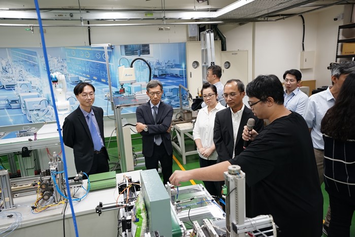 虎科大學生演示實驗室設備與系統功能,展現產學合作 與教學應用成效。 虎科大學生演示實驗室設備與系統功能,展現產學合作 與教學應用成效。