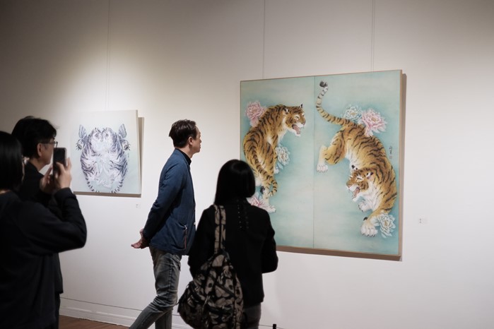 虎科大校慶 林函葦個展「貴氣天成」以大貓獻祝福