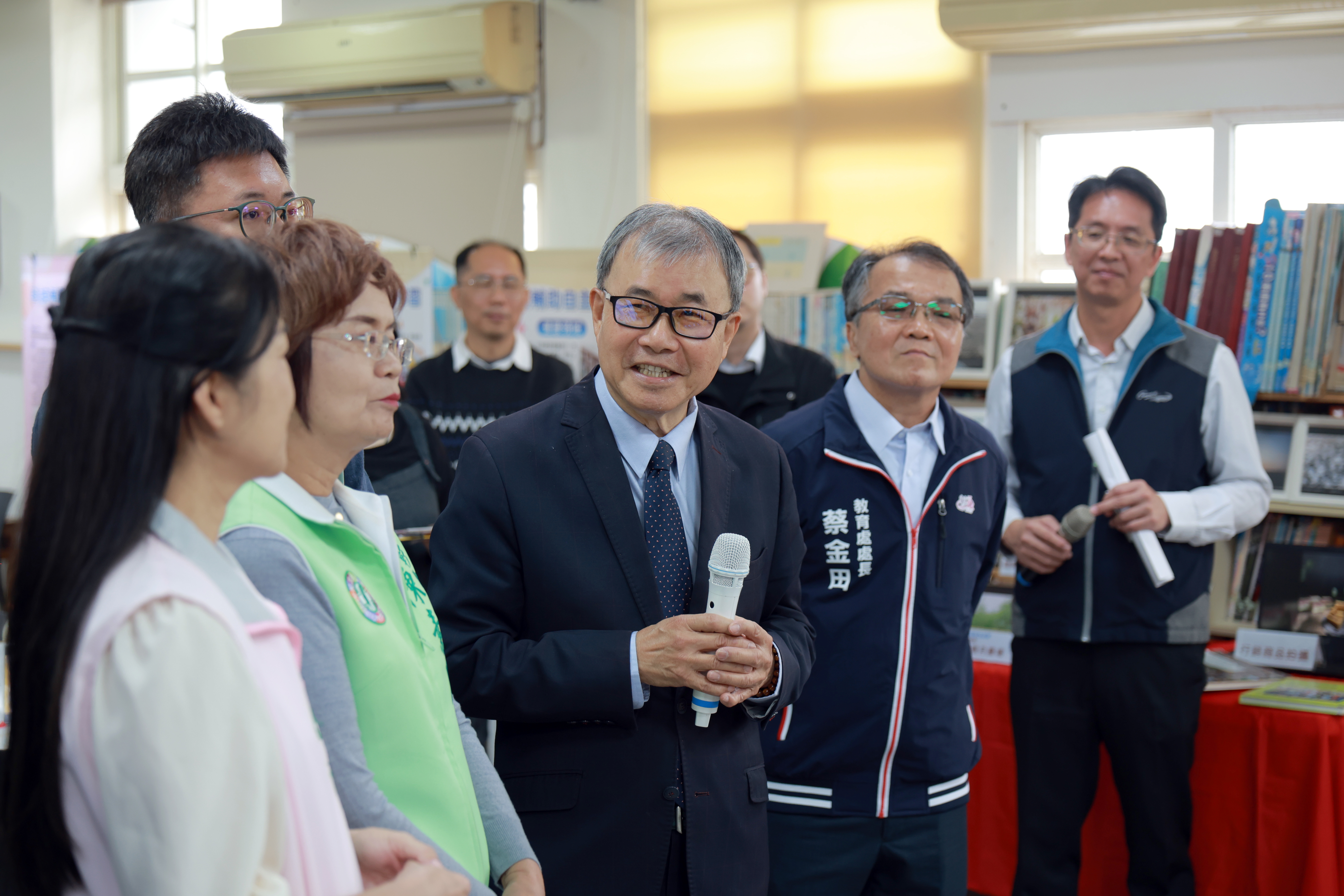 教育部長鄭英耀(左三)肯定虎科大DOC計畫深耕地方、結合文化保存與產業發展成果。