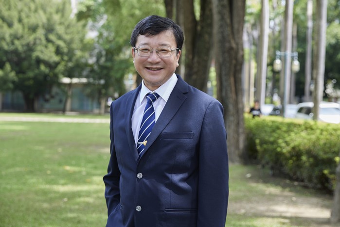 NFU President Chang Hsin-Liang is building a "University Town" that merges education with daily life, allowing the university to revitalize the region and serve as a beautiful starting point for students' future lives.