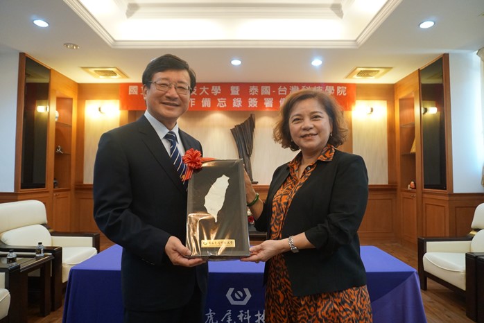 NFU President Chang Shing-Liang (left) presented a piece of Taiwanese jade to BDI Institute Chairperson Lin-Chin Chang, symbolizing the solid and long-lasting nature of their cooperation and deepening Taiwan-Thailand educational collaboration.