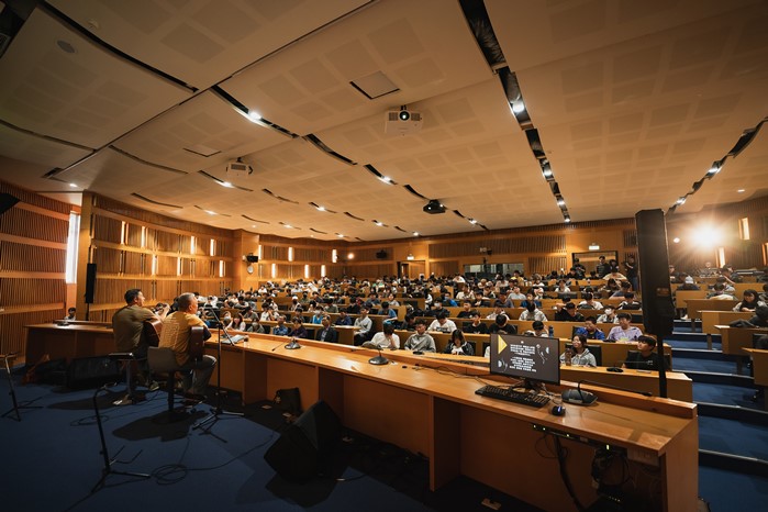 Golden Melody Award winner Hsieh Ming-yu visited National Formosa University (NFU) to share his creative experiences, encouraging young students to observe familiar things from different perspectives.