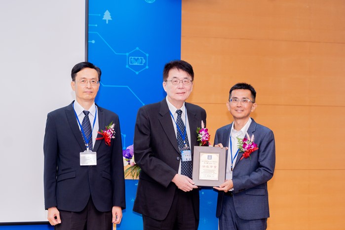 Lee Meng-Hua (right), an associate professor in the Department of Industrial Management at our university, serves as the Co-Executive Chief of the conference preparations. He is presented with an appreciation plaque by Dr. Cheng Chuen-Sheng (center), President of the Chinese Society for Quality.