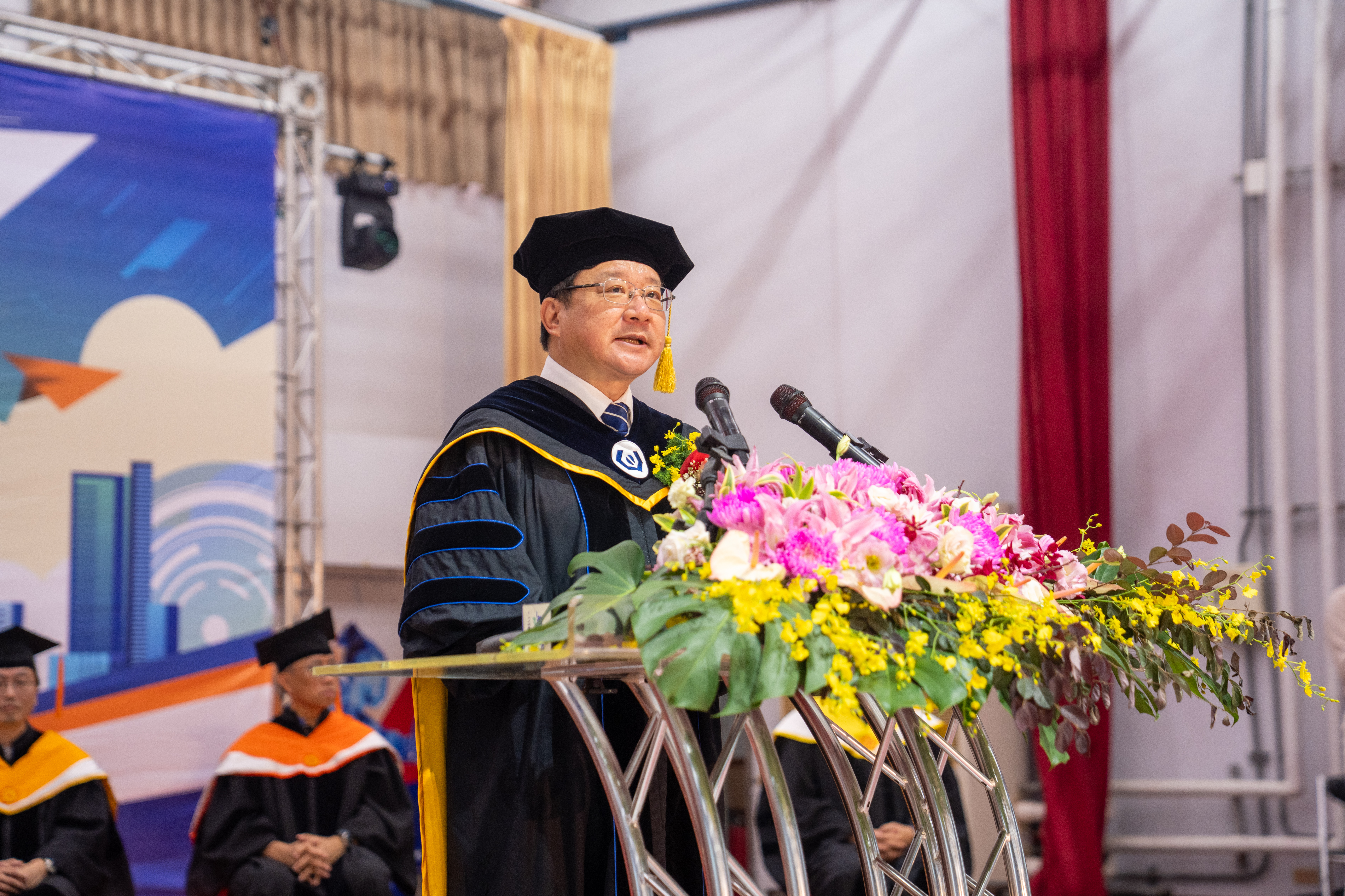虎科大校長張信良勉勵畢業生保有思考、判斷與學習能力,在快速變動的世界中找到屬於自己的方向。/照片提供:課指組