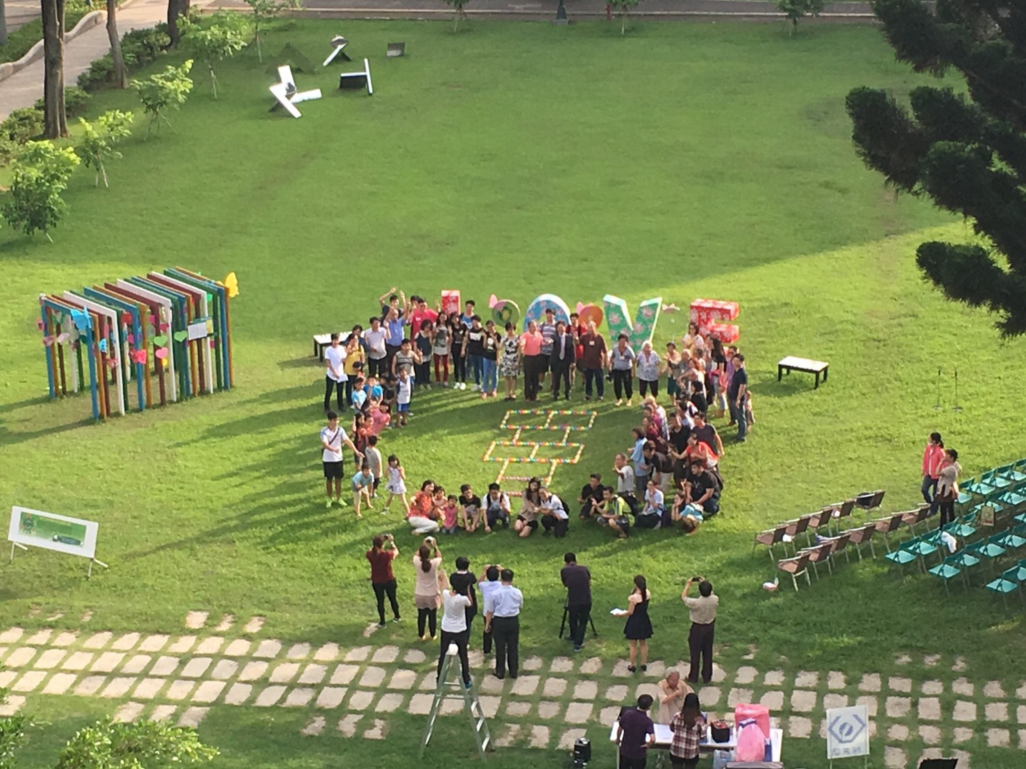 有愛心的老老少少手拉手大合照