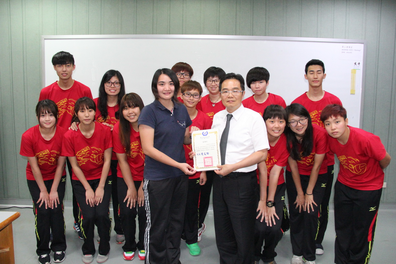 校長頒發感謝狀給女排教練林文瑜老師