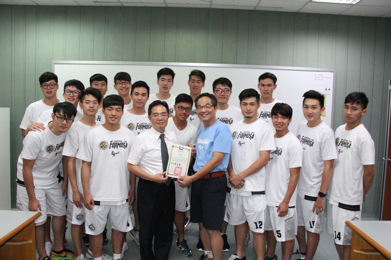 校長頒發感謝狀給男籃教練許高魁老師