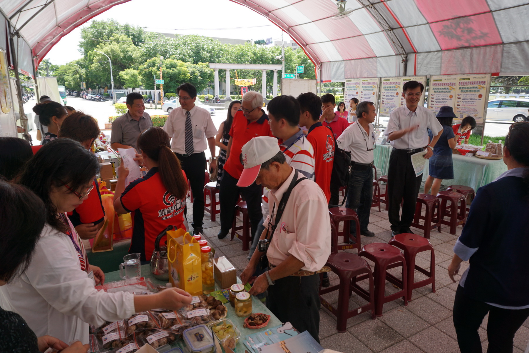 記者會當天邀請與會來賓現場品嚐農特產