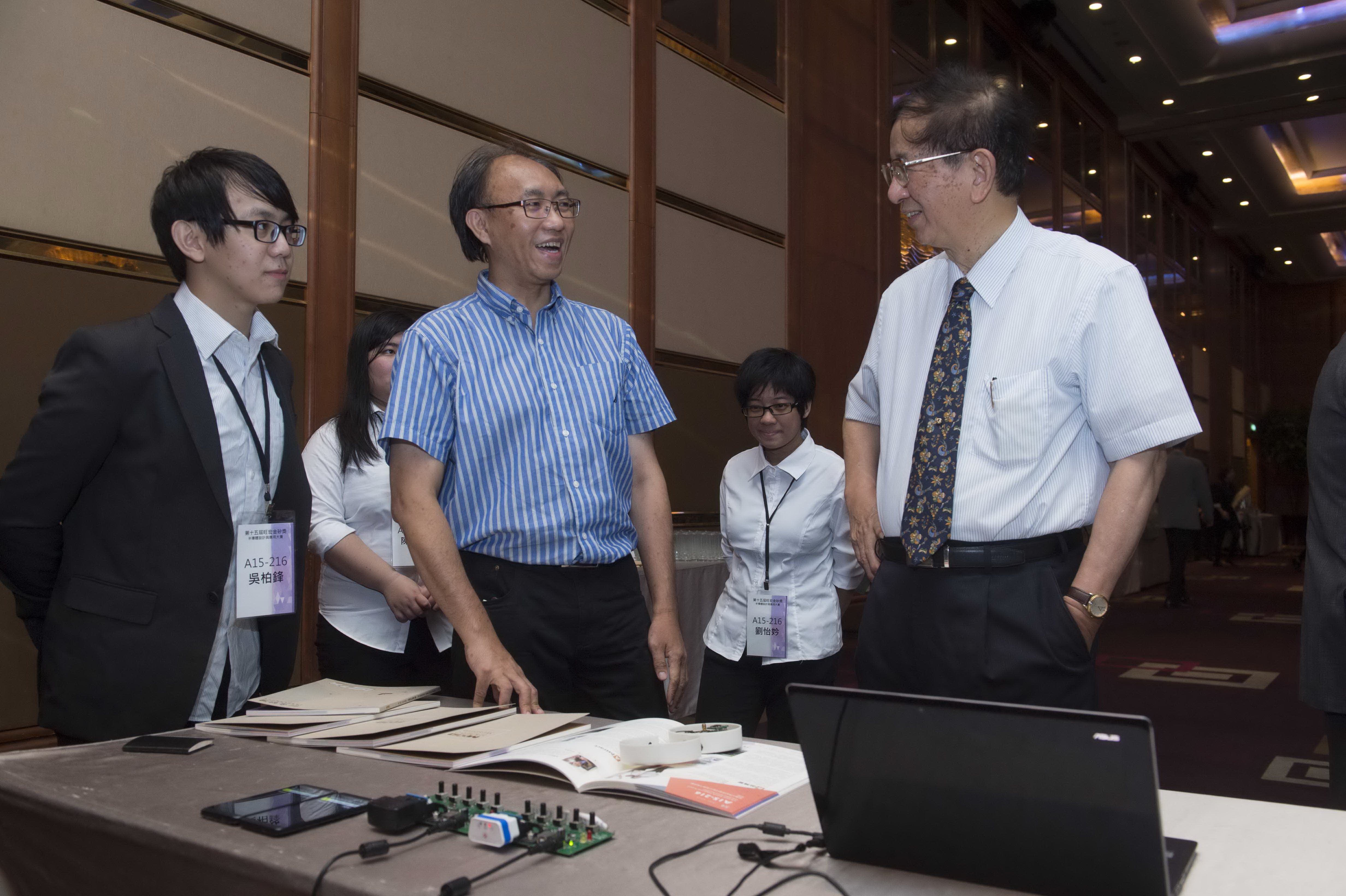 許永和主任及同學向李遠哲院士解說作品 (照片提供:旺宏教育基金會)