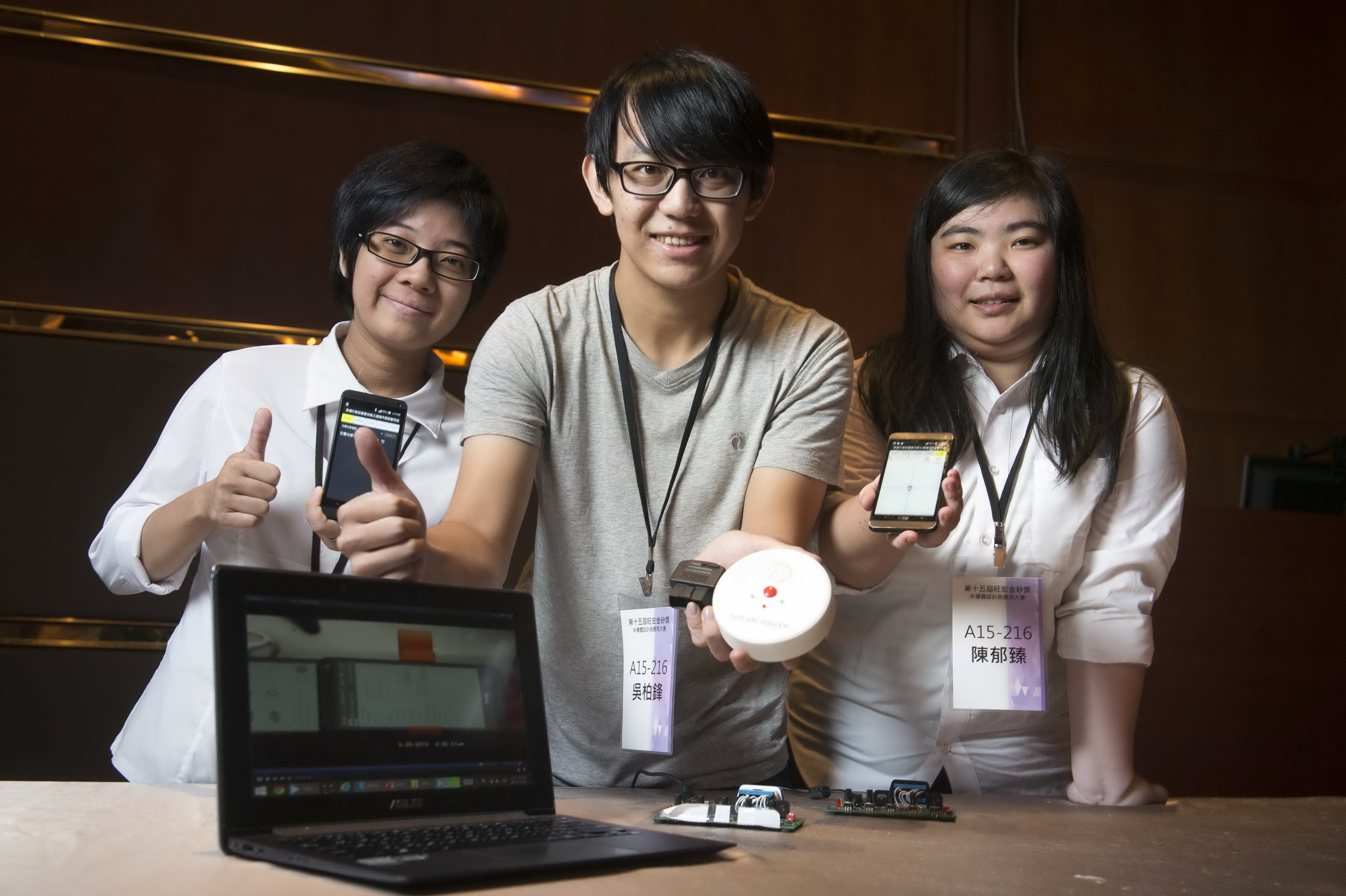 資工系研發出汽車的黑盒子，提昇行車安全， 拿下應用組銀獎 (照片提供:旺宏教育基金會)