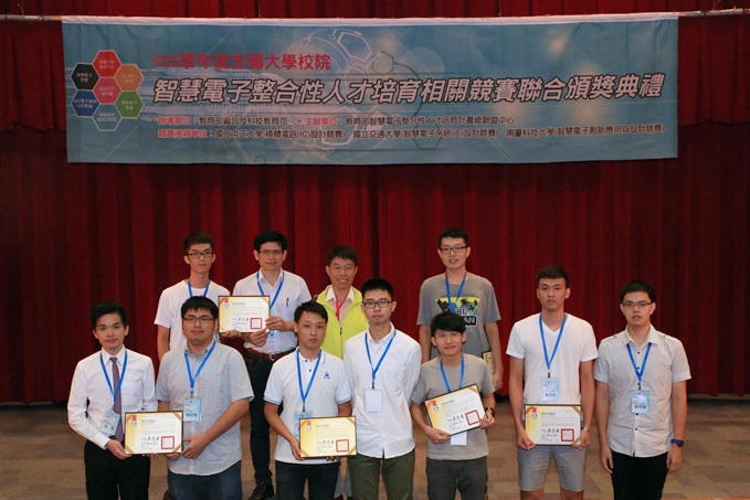 榮獲佳作同學團照：盧柏安、蔡松曄同學